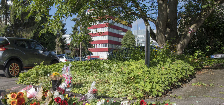 Blumen erinnern an die Bluttat. Unweit des Bordells „Paradise“ hat ein 53-Jähriger aus Bad Mergentheim am Sonntag eine 25-jährig