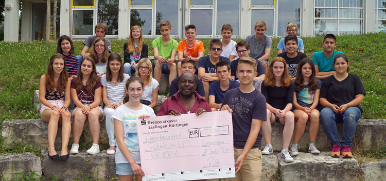 Schüler helfen Schülern mit 5¿000 Euro. Schüler der Karl-Erhard-Scheufelen-Realschule in Lenningen haben im Rahmen des Projektfa