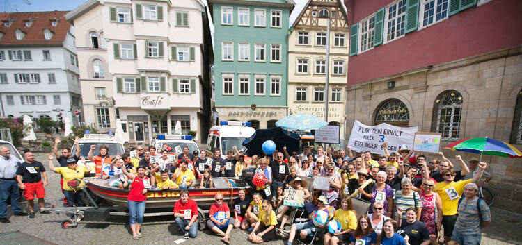 Klare Aussage: Die Berkheimer Demonstranten lehnen vor dem Alten Rathaus in Esslingen die Schließung eines der Bäder kategorisch