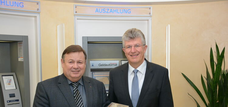 45 Jahre bei der Volksbank. Auf 45 Jahre Betriebszugehörigkeit blickt Karl-Heinz Moll bei der Volksbank Kirchheim-Nürtingen zurü