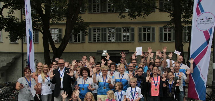 Stadtradeln macht gute Laune: Die Sieger beim Gruppenfoto vor dem Kirchheimer Schloss strahlen nicht ohne Grund: 74¿805 Kilomete