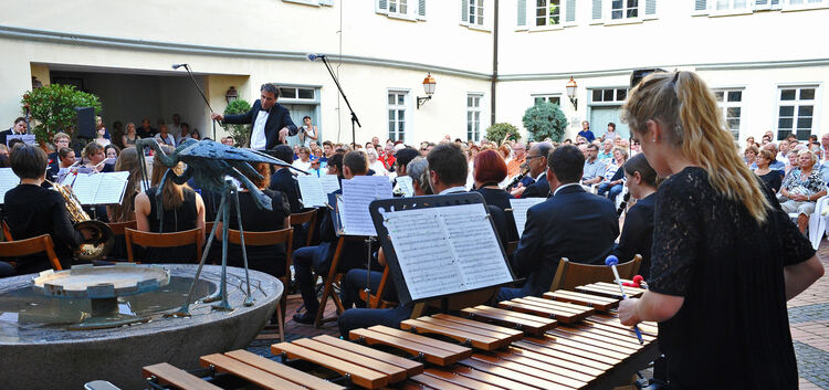 Der Kirchheimer Schlosshof wurde am Sonntag zum musikalischen Hexenkessel.Fotos: Markus Brändli