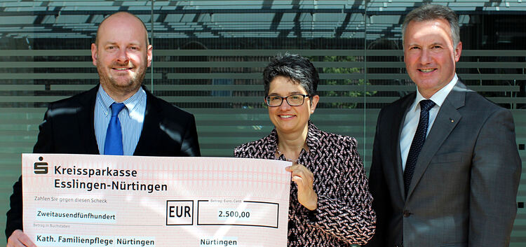 2¿500 Euro für Familienpflege. Die Stiftung der Kreissparkasse Esslingen-Nürtingen unterstützt die Arbeit der Katholischen Famil