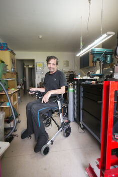 Der 58-jährige Thomas Schurr aus Esslingen sitzt in seinem Werkstattzimmer auf einem Rollator, den er mit kleinen Motoren aufger