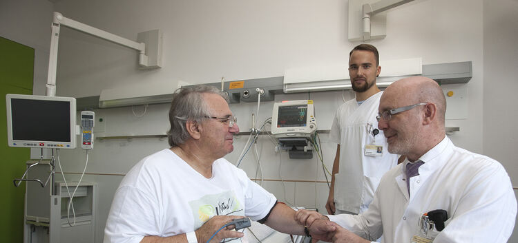 Chefarzt Dr. Uwe Mauz (rechts) untersucht einen Patienten in der Kirchheimer Stroke Unit.Foto: Jean-Luc Jacques