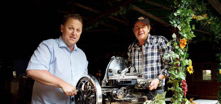 Die Weindorfwirte Robert Ruthenberg (links) und Michael Holz drehen auch beim Aufbau mitunter schon am großen Rad - in diesem Fa