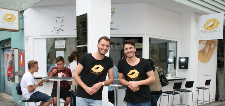 Den Traum vom eigenen Geschäft haben sich Marcel Meckes (vorne rechts im Bild) und Daniel Knorr erfüllt: In Karlsruhe bieten sie