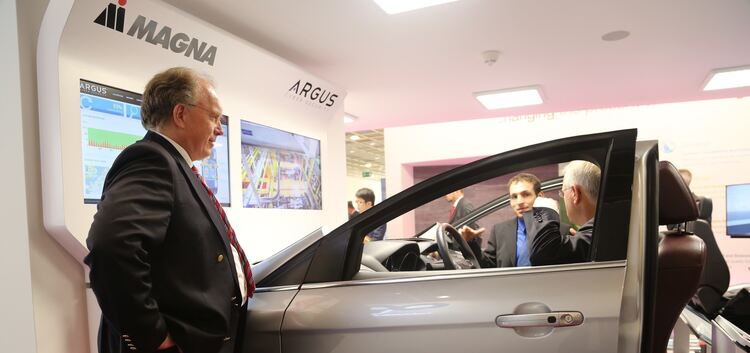 Michael Müller (links im Bild) stellte bereits im vergangenen September auf der Internationalen Automobil-Ausstellung in Frankfu