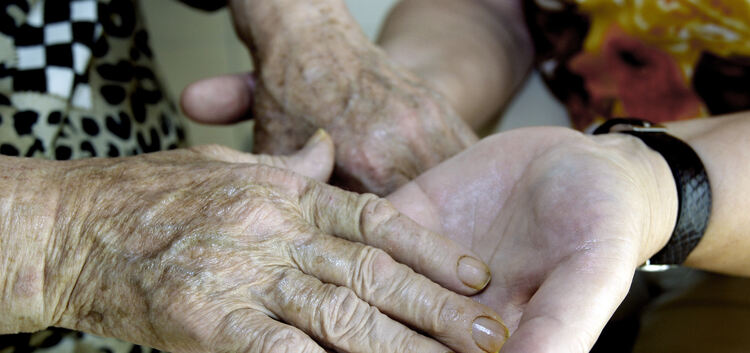 Pflege zu Hause gibt vielen älteren Menschen Sicherheit und Geborgenheit. Die selbstständige Pflegeberaterin Uta Kümmerle arbeit