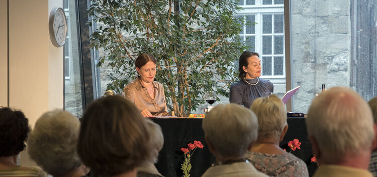 Petra Weimer (rechts) und Susanne Weckerle brachten den Zuhörern stilvoll und abwechslungsreich das Leben von Ingeborg Bachmann