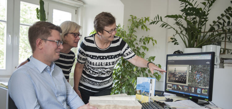 Joachim Brüser, Rosemarie Reichelt und Sabine Widmer-Butz (von links) begutachten gemeinsam die neue „Kirchheimer Häusergeschich
