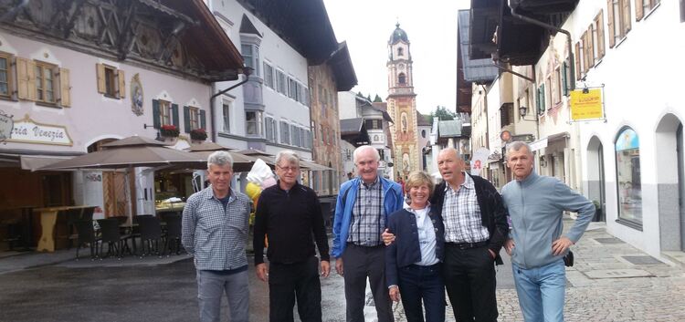 Gruppenbild mit Dame: In Mittenwald nahmen die Dettinger Radlersenioren nach der Stadtbesichtigung die Alpen-Tour in Angriff. Fo