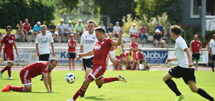 Lennart Zaglauer zieht ab. Trotz zweier Tore des Weilheimer Stürmers kam der TSVW zum Saisonstart nicht über ein 2:2 gegen Aufst
