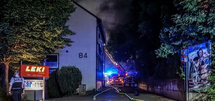 Kohlegrill setzt Haus in Flammen. Am Samstagmorgen sind Rettungskräfte zu einem Gebäudebrand gerufen worden. Gegen 02.50 Uhr ste