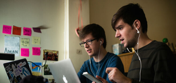 Die Minerva lehrt ausschließlich online. Den Unterricht besucht Adrian Goedeckemeyer (links) zusammen mit seinem Zimmergenossen