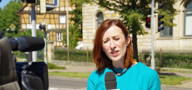 Die Moderatorin Adrianna Borowicz vom Polnischen Fernsehsender TVP Info vor dem Kirchheimer Amtsgericht. Foto: Thomas Krytzner