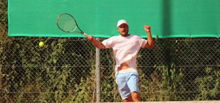 Durchschlagskräftig: Holger Fischer hat als ungesetzter Spieler die Konkurrenz beim Jesinger Tennisturnier düpiert. Foto: Anja M