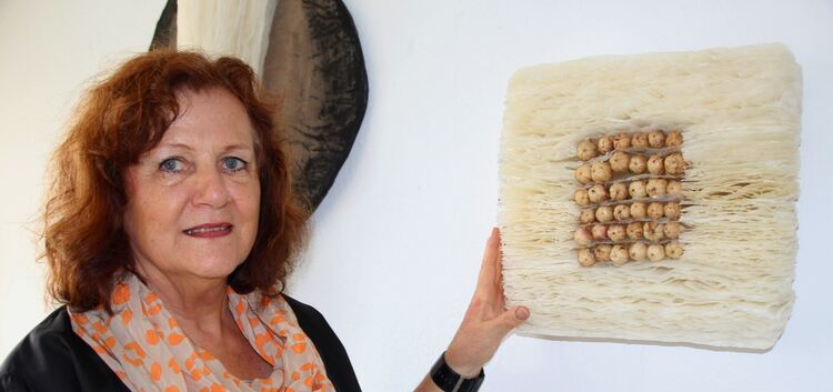 Hannelore Weitbrecht mit ihrer Arbeit „Anzucht“, die aus Papier und Fruchtständen hergestellt wurde. Foto: Katja Eisenhardt