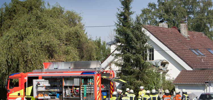 Feuerwehreinsatz in der Lindorfer Hardtstraße: Ein Kühl- und Gefrierschrank war in Brand geraten und hat die Wohnung im Erdgesch