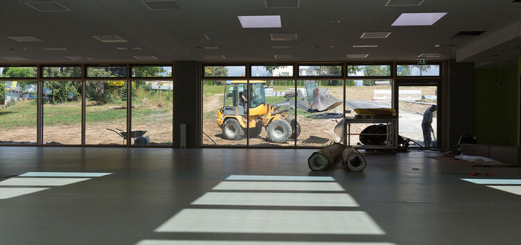 Wie ein Neubau wirkt der neue Ganztagstrakt am Bildungszentrum Wühle. Nächste Woche startet dort der Betrieb.Foto: Carsten Riedl