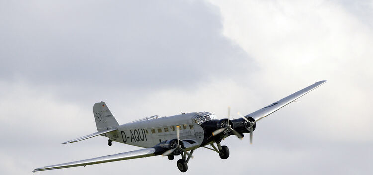 Heute sind drei Exemplare der Ju 52 im Anflug über der Teck. Rundflüge mit den legendären „Tanten“ sind möglich.Foto: Carsten Ri