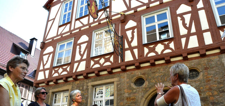 Rainer Laskowski veranschaulicht den Verlauf der Kirchheimer Stadtmauer. Stadtführerin Gerlinde Barwig mit ihrer Gruppe am Kirch