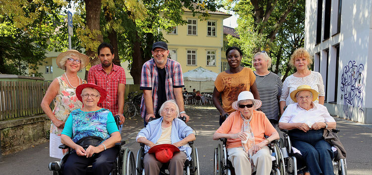 Die generationsübergreifende und internationale Gruppe tourt durch die Altstadt Kirchheims.Foto: Daniela Haussmann
