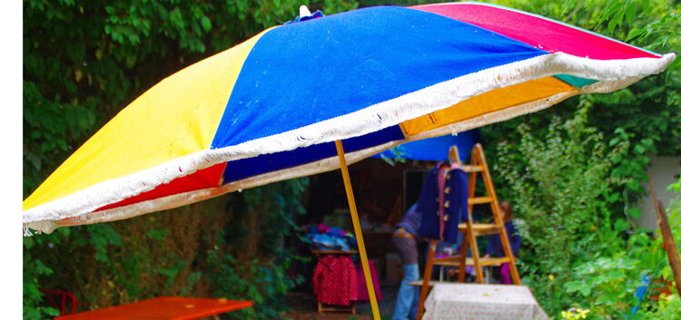 Der Sonnenschirm diente als Regenschirm am Flohmarkt. Foto: Thomas Krytzner