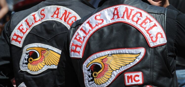 ARCHIV - ILLUSTRATION - Zwei Hells Angels Mitglieder tragen am 16.06.2012 in Reutlingen (Baden-Württemberg) ihre Weste mit Logo