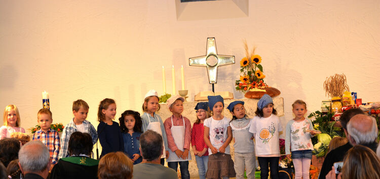 Auch die Kleinsten aus dem Kindergarten zeigen sich bei der Wiedereinweihung der Lindorfer Matthäuskirche in einem neuen Licht.F
