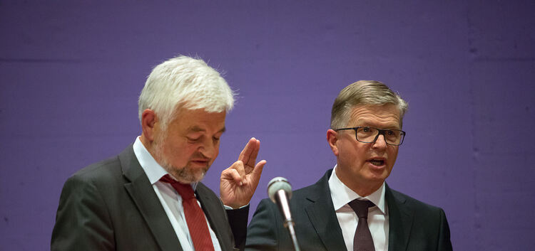 Zum Wohle von Kreis und Land: Heinz Eininger (rechts) bei seiner Vereidigung durch den Regierungspräsidenten Wolfgang Reimer.Fot
