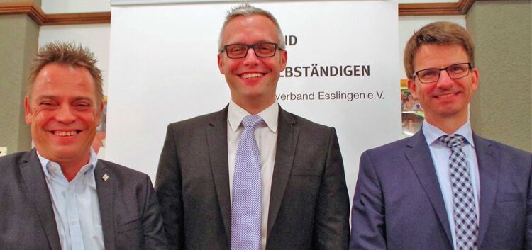 Der neue Kreisvorsitzende Jan Dietz umrahmt von Thomas Oßwald (links), dem stellvertretenden Kreisvorsitzenden, und seinem Vorgä