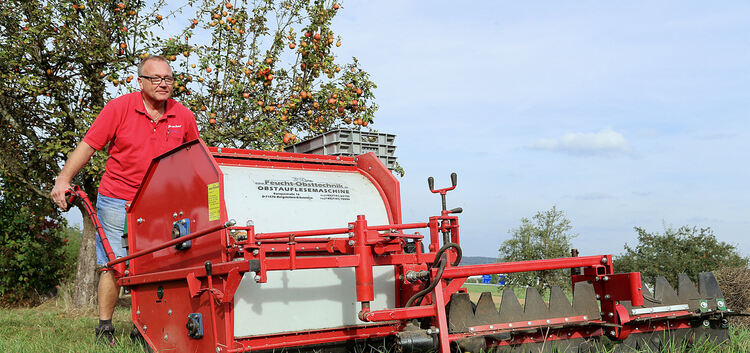 So macht Äpfel auflesen Spaß: Die 6 000 Euro teure Obstauflesemaschine der Stadt Kirchheim erleichtert die Ernte gewaltig Corina