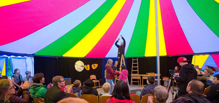 Proben fürs Festwochenende: Unter anderem stehen Zirkusvorführungen der Schüler auf dem Programm.Foto: Carsten Riedl