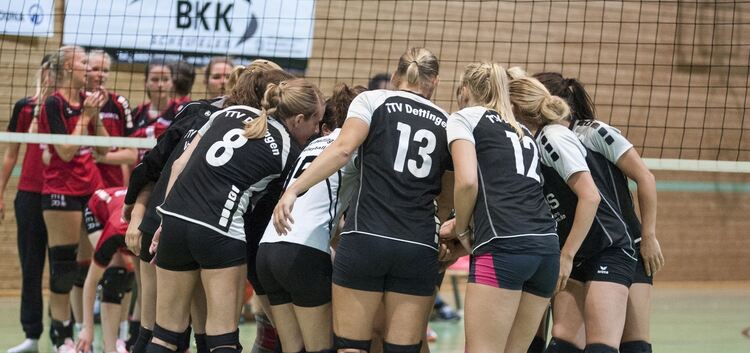 Teamwork geht auf: Die Dettinger Volleyballerinnen bleiben in der Regionalliga ungeschlagen. Foto: Tanja Spindler