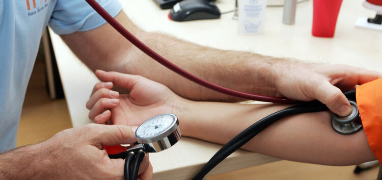 Hausarzt PatientUntersuchung, CheckArztbesuchKrank, KrankheitVorsorge Blutdruck Messen