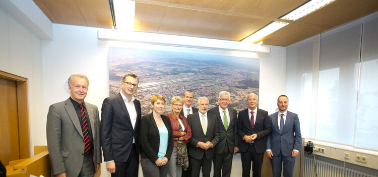 Ministerpräsident Winfried Kretschmann mit Oberbürgermeistern und Landtagsabgeordneten.Foto: Roberto Bulgrin