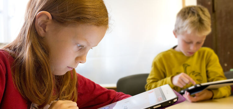 Schreiben, recherchieren und Präsentationen erstellen - all das üben die Ohmdener Schüler an ihren Tablets. Foto: Carsten Riedl