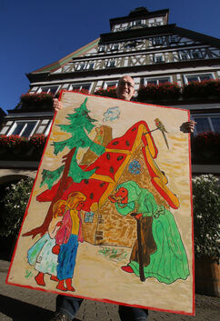 Reinhard Segatz hat selbst zum Farbkasten gegriffen und Hänsel und Gretel dargestellt. So oder so ähnlich könnten weitere 23 Bil