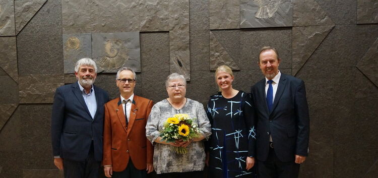 Holzmadens Bürgermeisterin Susanne Jakob (rechts) hat Inge Kehm und Roland Weil für deren jeweiliges ehrenamtliches Engagement m