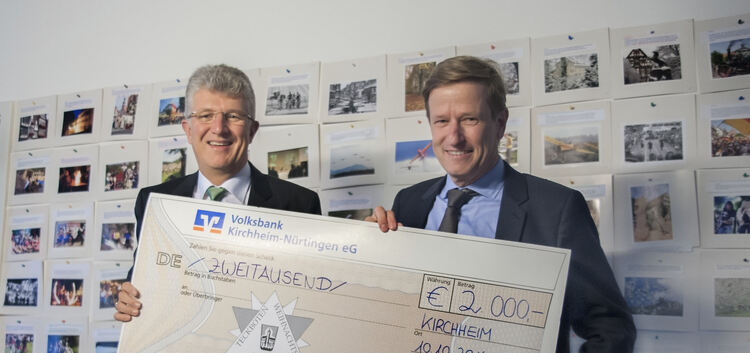 Mit der Übergabe des ersten großen Spendenschecks an Teckboten-Verleger Ulrich Gottlieb gab Volksbank-Vorstandmitglied Wolfgang