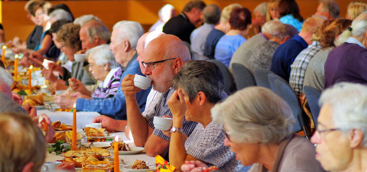 Die Senioren aus Notzingen und Wellingen genossen einen bunten Nachmittag in der Gemeindehalle. Foto: Thomas Krytzner