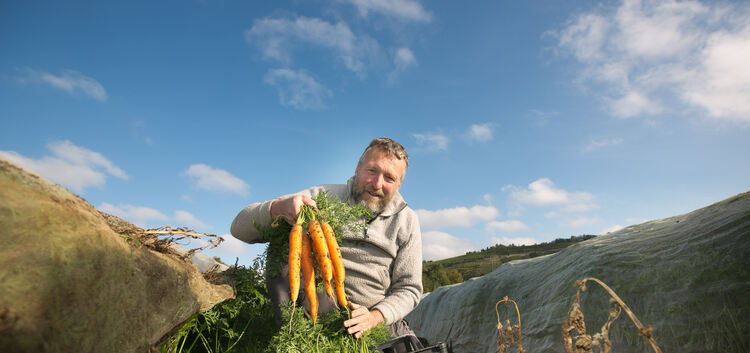 Reinhard Clauß ist stolz auf das Gemüse von seinen Äckern. Aber er fürchtet, dass die Fläche schrumpft. Foto: Roberto Bulgrin