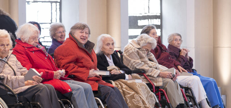 Bewohner des Seniorenzentrums Sankt Hedwig nehmen am Festgottesdienst in der benachbarten Kirche Maria Königin teil.Foto Peter D