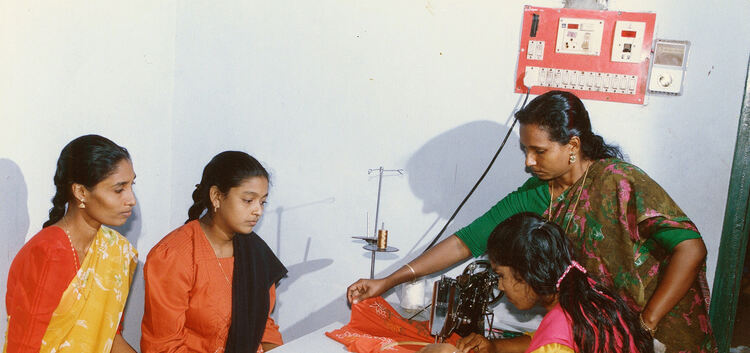CV JM gibt Hilfe zur SelbsthilfeTrivandrum in SüdindienFrauen im Sari Schneiderkurse