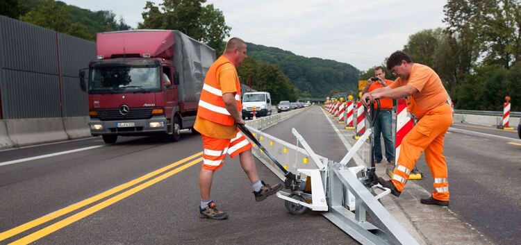 Weichenstellung auf der B¿10: Jens und Olaf Giessler verschieben eine Betonwand, die den Verkehr durch den Baustellenbereich lei