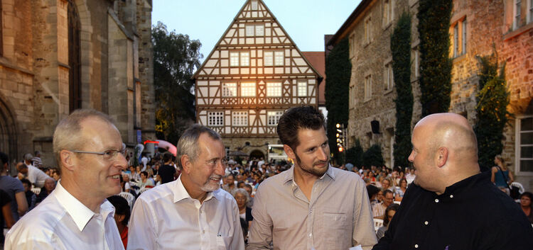 Produzent Fabian Maubach (Zweiter von rechts) im Gespräch mit KSK-Pressesprecher Ulrich Unger (rechts) sowie Otto Roth und Dietm
