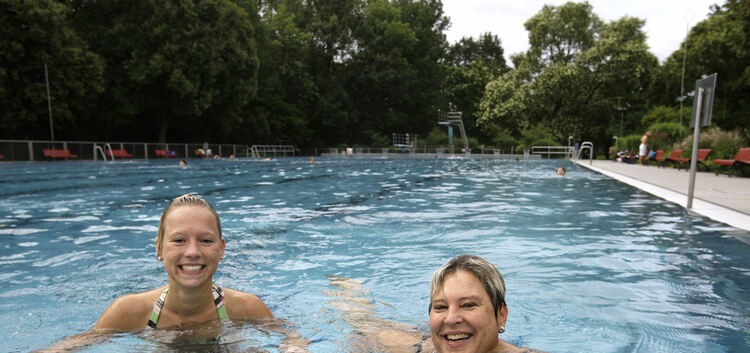 Katrin (links) und Birgit Schleser gehören zu den Neulingen unter den Frühschwimmern. Werner Stark (Bild unten) schwört hingegen
