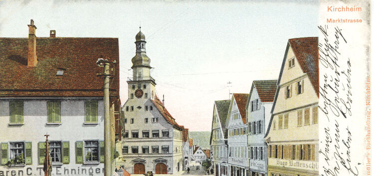 Die Kirchheimer Marktstraße um 1900 mit Blick auf die Häuser zwischen Max-Eyth- und Flachsstraße. Das Fachwerk des Rathauses wur