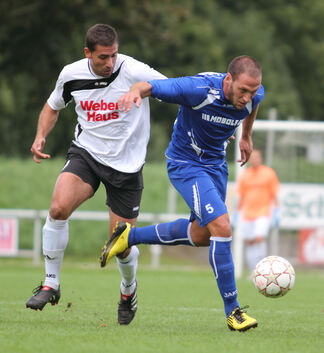 VfL Kirchheim (blau) gegen SV Linx (weiß, schwarz)Spieler 5: Ferdi Er